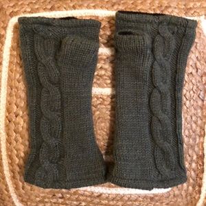 Knitted fingerless wrist warmers
